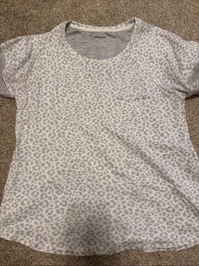 Women's Short-Sleeve Leopard Print Tee in Light Gray and White
